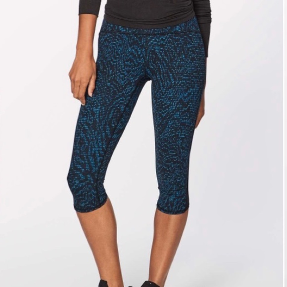 Lululemon cropped black and blue leggings